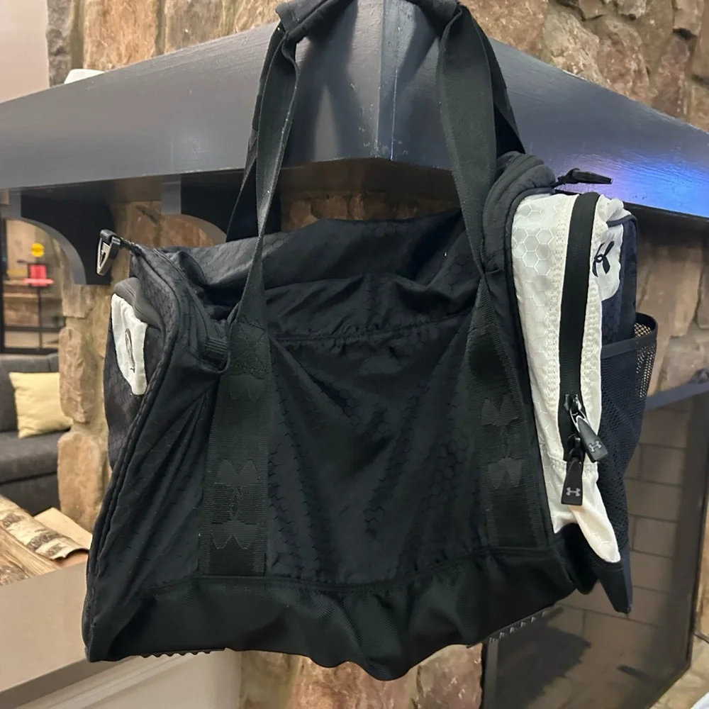 Under Armour Black and Gray Duffel Bag Preowned light wear